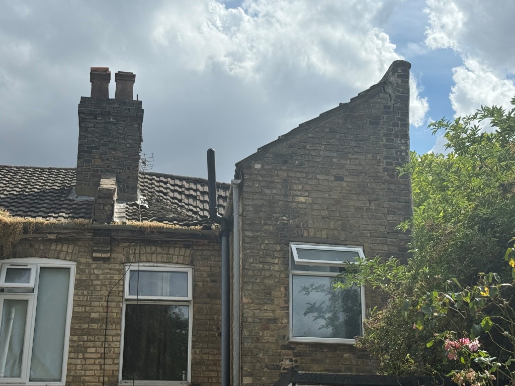 Lot: 221 - END-TERRACE HOUSE FOR REPAIR - Collapsed roof